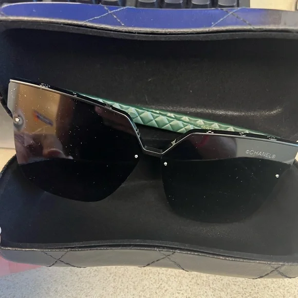 Green / Black CC Sunglasses ?️ Costa 6S9128 Trades M (60 - 13) with Green lenses and Black  main image 3